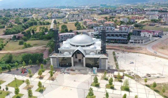 Kartepe Kent Meydanı Camii’nde hummalı çalışma  