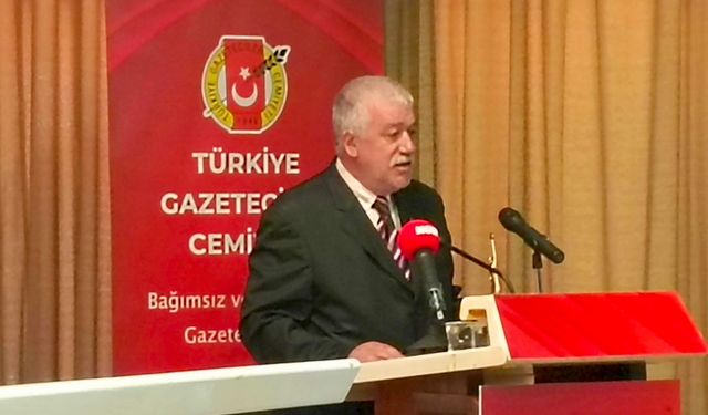 TGC HATAY İL TEMSİLCİSİ MİTHAT KALAYCIOĞLU’NA ÖDÜLÜ ALTAN ÖYMEN TARAFINDAN TAKDİM EDİLDİ