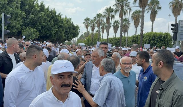 Adana Havalimanı'nın yolcu uçuşlarına kapatılmaması için yürüdüler