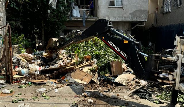 Adana'da bir evden 15 kamyon çöp çıktı