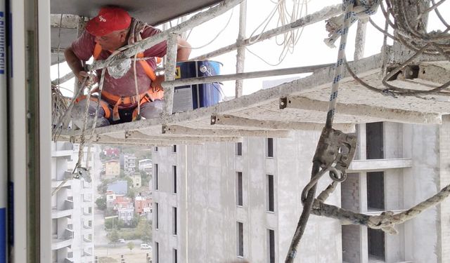 Adana'da boya çalışması için kurulan iskelede mahsur kalan 2 işçi kurtarıldı