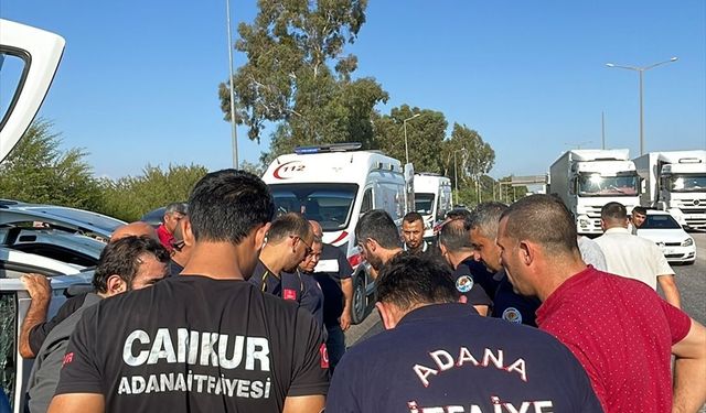 Adana'da devrilen hafif ticari aracın sürücüsü yaralandı