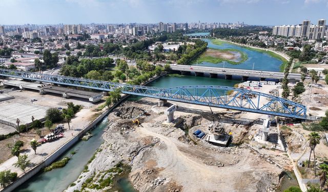 Adana'da DSİ ekiplerinin Seyhan Nehri'ndeki temizlik çalışması sürüyor