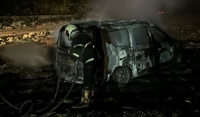 Adana'da park halindeki hafif ticari araç yandı