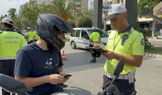 Adana'da trafikte kural ihlali yapan sürücüler dronla belirlendi