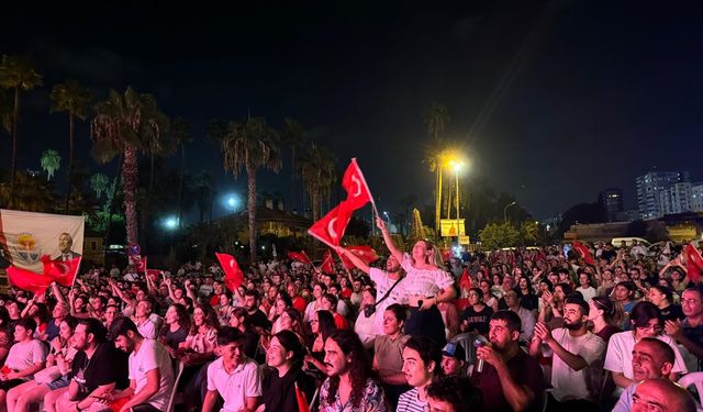 Adana'da Türkiye-İtalya yarı final voleybol maçı dev ekranda izlendi