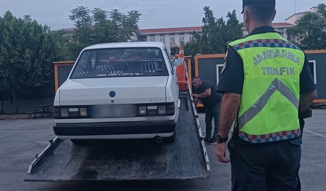 Antalya'da drift yapan iki sürücüye 77 bin 443 lira ceza kesildi