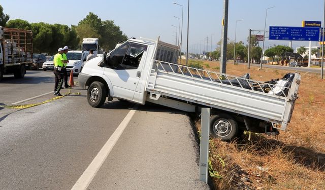 Antalya'da geri gelen kamyonete çarpan otomobildeki sürücü öldü