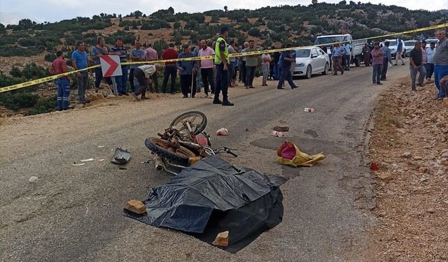 Antalya'da motosikletle kamyonet çarpıştı, kazada 1 kişi öldü