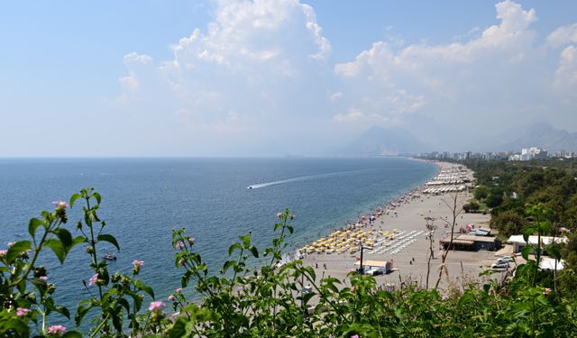 Antalya'da sıcaktan ve nemden bunalanlar sahilleri doldurdu