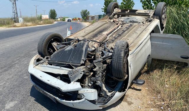 Antalya’da takla atan otomobilin sürücüsü yara almadan kurtuldu