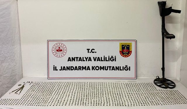 Antalya'da tarihi eser operasyonunda 1840 sikke ele geçirildi