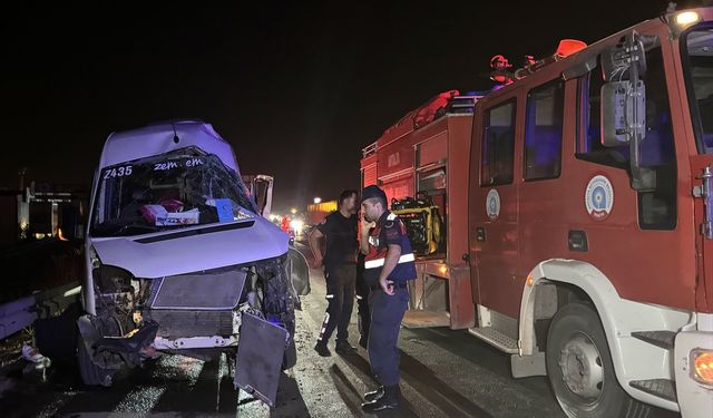 Antalya'da tır ile çarpışan minibüsün sürücüsü yaralandı