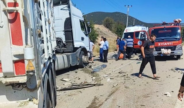 Antalya'da tır ile otomobilin çarpışması sonucu 1 kişi öldü, 3 kişi yaralandı