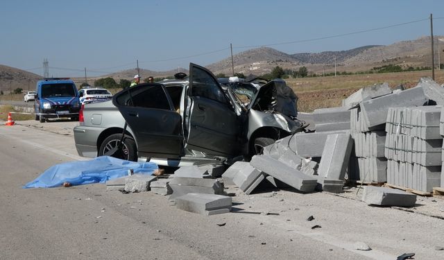 Burdur'da bordür taşına çarpan otomobildeki karı koca öldü, çocukları yaralandı