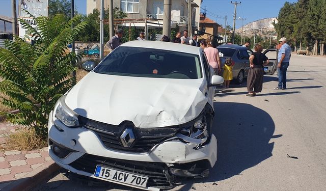 Burdur'da iki otomobilin çarpıştığı kazada 4 kişi yaralandı