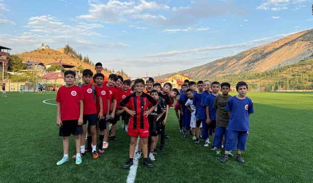 Çağlayancerit'te yaz Kur'an kursları futbol turnuvası düzenlendi