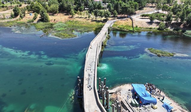 Depremden etkilenen tarihi Ceyhan Köprüsü'nün restorasyonu gelecek yıl bitecek