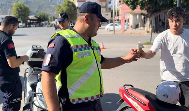 Finike'de jandarma ekipleri motosiklet sürücülerini bilgilendirdi