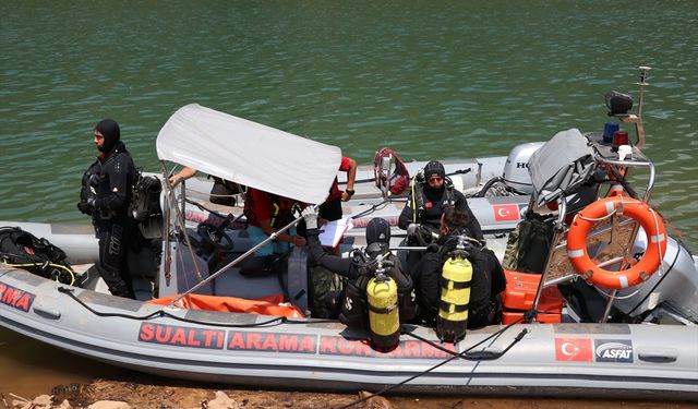 GÜNCELLEME - Adana'da göle düşen helikopter sudan çıkarıldı