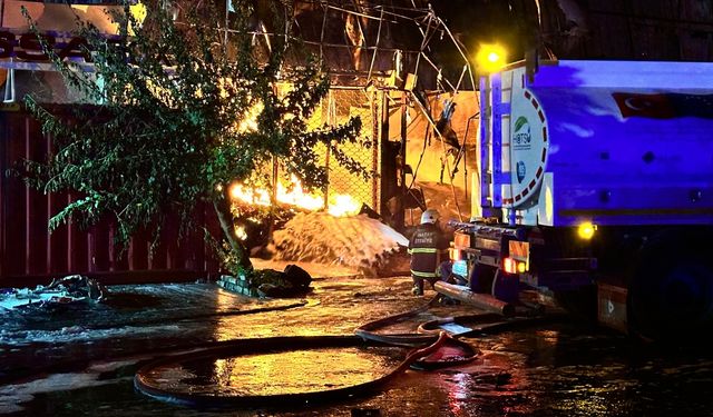 GÜNCELLEME - Hatay'da lastik deposunda çıkan yangın kontrol altına alındı