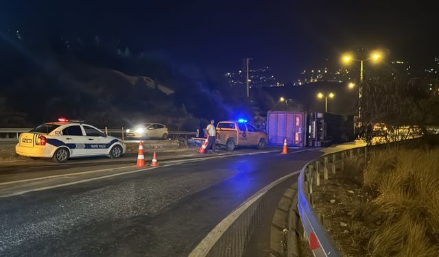 Hatay'da devrilen tırın şoförü yaralandı