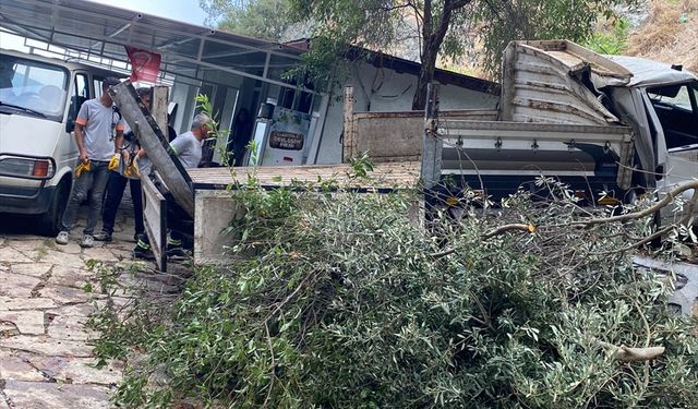 Hatay'da freni arızalanan kamyonet kooperatifin bahçesine devrildi