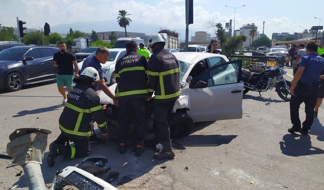 Hatay'da otomobilin çarptığı motosiklet ve bisikletin sürücüleri yaralandı