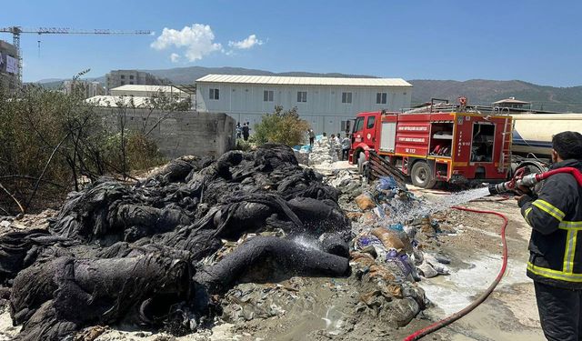 Hatay'da şantiyedeki inşaat malzemelerinde çıkan yangın söndürüldü