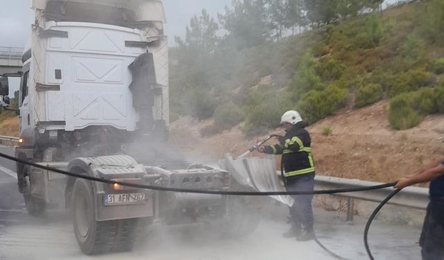 Hatay'da seyir halindeki tırda çıkan yangın söndürüldü