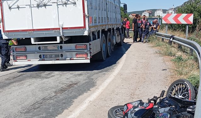 Isparta'da kamyonla motosikletin çarpıştığı kazada 2 kişi hayatını kaybetti