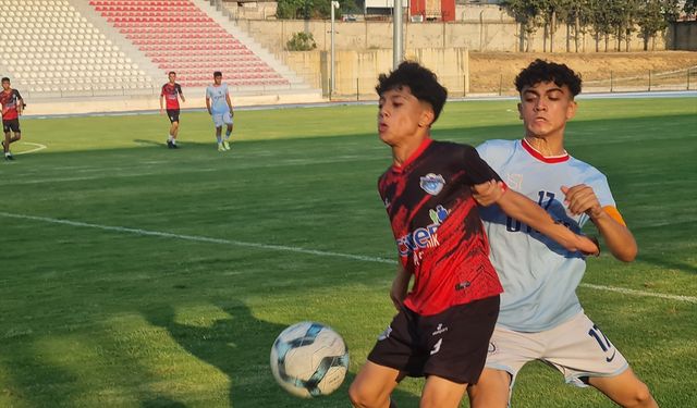 Kadirli'de depremzede çocuklar için düzenlenen futbol turnuvası sona erdi