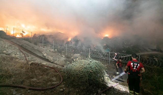 Mersin'de atık alanında çıkan yangın söndürüldü