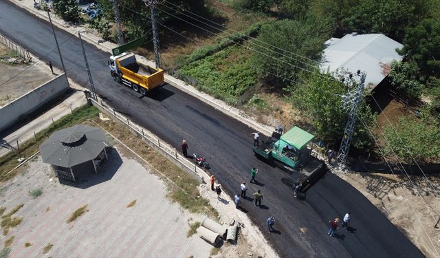 Osmaniye Valisi Erdinç Yılmaz, Düziçi'ndeki asfalt çalışmasını inceledi