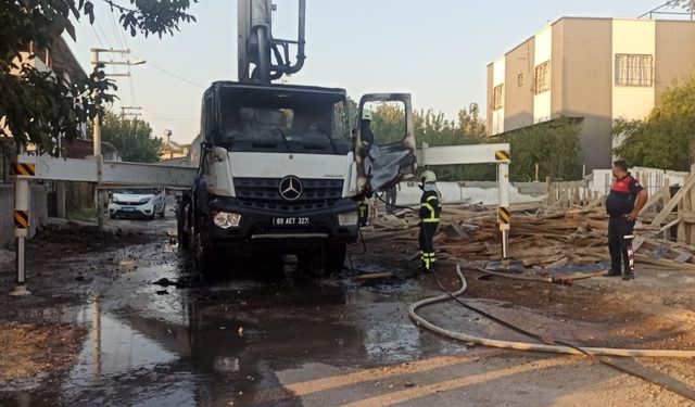 Osmaniye'de beton pompası aracı elektrik direğine çarptı, 2 kişi yaralandı