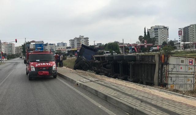 Osmaniye'de devrilen tırın sürücüsü yaralandı