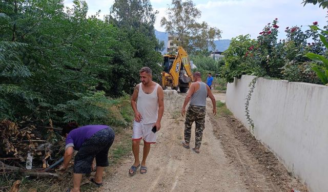 Samandağ'da mahallenin çevre düzenlemesini ve temizliğini vatandaşlar yaptı