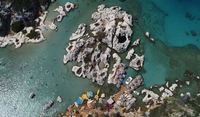 Turistler Antalya'nın doğa harikası koylarını mavi yolculukla keşfediyor