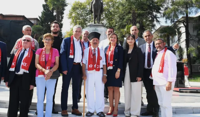 Atatürk’ün Cumhurbaşkanı olarak Bursa’ya gelişinin 100. yılı anısına çelenk sunumu yapıldı