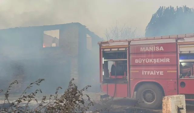 Gördes’te yangınla mücadele sürüyor