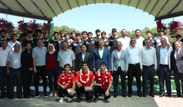 Kayseri Şekersporlu mili güreşçiler için ödül töreni