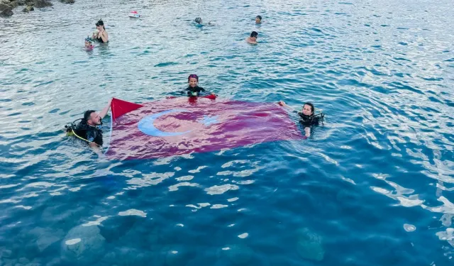 Zafer Bayramı'nı Saros’da bayrak açarak kutladılar