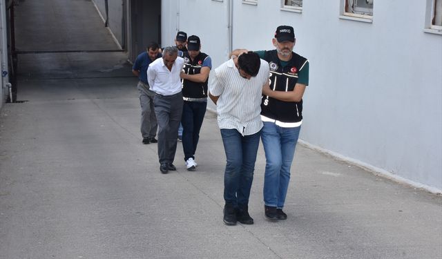 Adana'da 6 kilo 150 gram sentetik uyuşturucunun ele geçirildiği operasyon kamerada