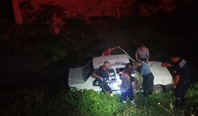 Adana'da dere yatağına düşen otomobildeki 2 kişi yaralandı