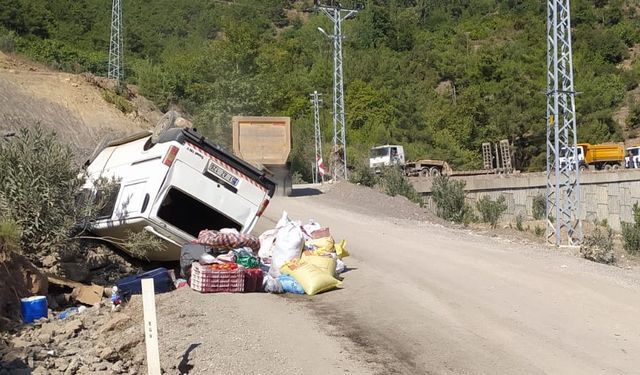 Adana'da devrilen minibüsteki 6 kişi yaralandı