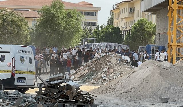 Adana'da kule vinçten düşen inşaat malzemelerinin altında kalan 2 işçi öldü