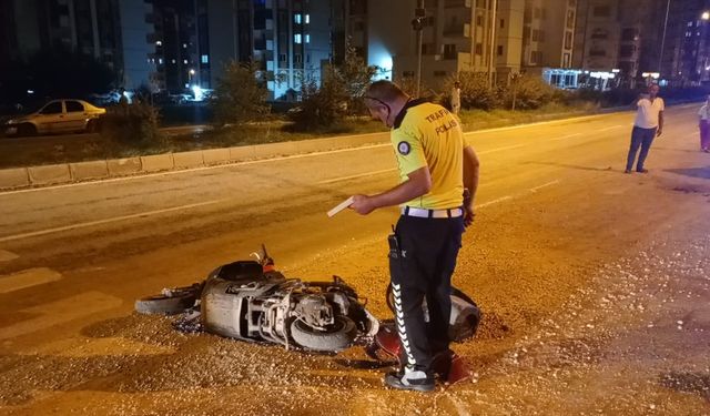 Adana'da otomobille çarpışan motosikletin sürücüsü yaralandı