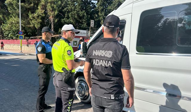 Adana'da polis ekipleri okulların çevresinde denetim yaptı