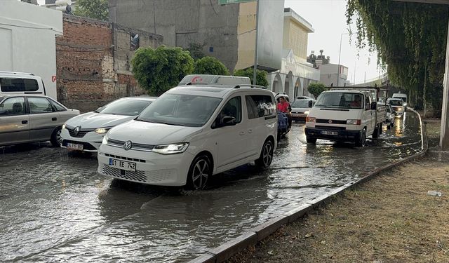 Adana'da sağanak ve şiddetli rüzgar hayatı olumsuz etkiledi