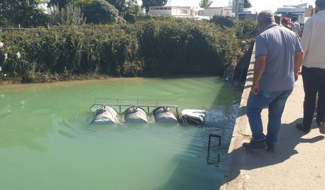 Adana'da sulama kanalına devrilen kamyonun sürücüsü yaralandı